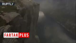 لحظه لغزیدن طناب باز در ارتفاع ۱۰۰۰ متری!