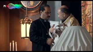 فیلم اکسیدان سکانس غسل تعمید توسط اصلان (جواد عزتی) در کلیسا