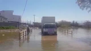 عبور خودروی کمک های بنیاد مستضعفان برای سیل زدگان از مناطق صعب العبور سیل زده در روستاهای اطراف آق قلا در استان گلستان