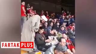 برخورد جالب هواداران تراکتورسازی با یک طلبه در ورزشگاه