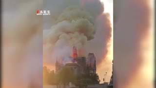 لحظه فرو ریختن برج و گنبد کلیسای نوتردام پاریس