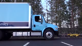 سگ های رباتیک بوستون داینامیک (SpotMini) در حال یدک کشی یک کامیون