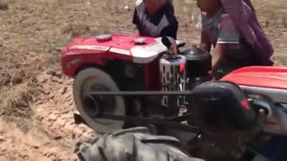 شخم زدن با تیلر در کامبوج