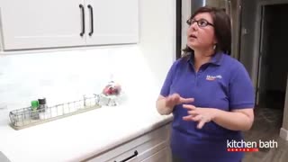 طراحی اشپزخانه با کابینت سفید و سنگ کوارتز یا کورین