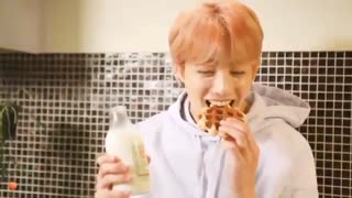 Jungkook چاق نمیشی اینقدر میخوری!! BTS