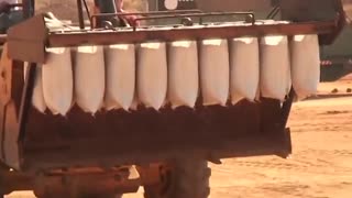 مردم خوزستان برای ساخت سیل بند نیاز به چنین ماشینی دارند