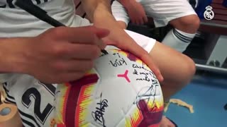 امضای  بازیکنان رئال مادرید روی توپ دیدار با اتلتیک بیلبائو (هتریک کریم بنزما)