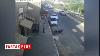 برخورد وحشتناک اتوبوس با خودرو‌های پارک شده