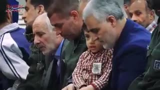 گل دادن فرزند شهید به قاسم سلیمانی سر نماز