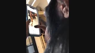 این شامپانزه میتونه درست از موبایل استفاده کنه!