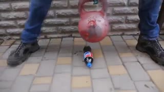 ازمایش ریختن مذاب1000درجه روی شیشه های نوشابه