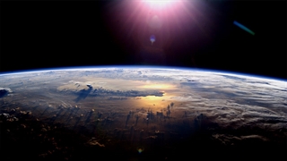 آب از لایه های دوردستِ منظومه شمسی به کره ی زمین رسیده