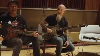 اجرای زنده موسیقی متن سریال گیم آف ترونز توسط رامین جوادی ، تام مورلو ، دن ویس در فروشگاه Fender