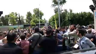 بدرقه پرشور دکتر احمدی نژاد پس از راهپیمایی روز قدس آکنه