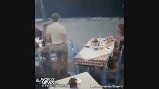 وقتی چیزی تو گلوی کسی گیر میکنه، بهترین روش همین کاریه که این آقا کرد.