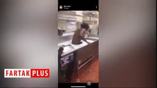 اقدام باورنکردنی خدمتکار در داخل آشپزخانه رستوران!