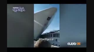 لحظه برخورد کشتی کروز با اسکله و له‌کردن کشتی تفریحی در ونیز