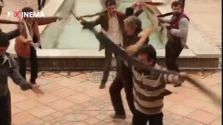 سکانس دلم می‌خواد ، وقتی در خیال بهرام (رضا کیانیان) همه می‌رقصند