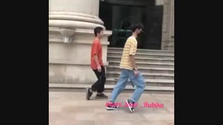 آموزش رقص ولی شما به نفر دومی توجه نکنید اولی مهمه