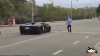 رفتار مردم عصبانی با خودروهای لوکس