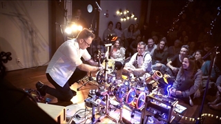 اجرای زنده موسیقی بوسیله ماشین موسیقی Rhysonic Wheel