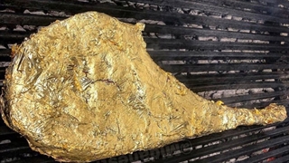 استیک گوشت با روکش طلا در رستوران شمال تهران