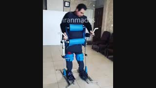 فرد ضایعه نخاعی که بعد از سالها به کمک دستگاه پاراپادیوم شروع به راه رفتن کرد !