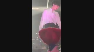 ریکشن کوک وقتی یه خانم پیر رو بین طرفدار های میبینه :]