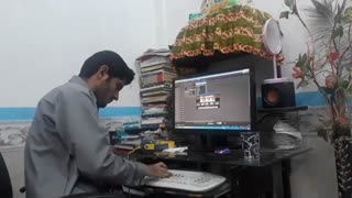 در حال نوازندگی ساز استرینگز ( Strings )