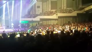 حرکات جالب اکبر عبدی در کنسرت