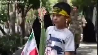 شوق باورنکردنی یک کودک دهه نودی به شهادت در حاشیه مراسم تشییع شهدا