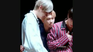 ریکشن جین وقتی میبینه تهیونگ هم قدش شده...بچم جا خورد!!!خخخخ(bts/jin/te te/taejin/funny moment)