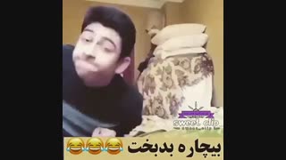 وقتی خواهرت احساس میکنه خیلی خوش صداش خخخخخ