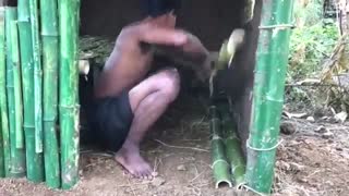 ساخت پناهگاه در هنگام بارندگی در جنگل