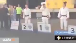 دختر جودوکار ایرانی که از دست دادن با مسئول مسابقات امتناع کرد
