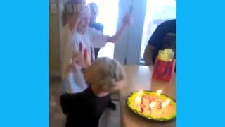 بمب خنده، خنده دارترین ویدئوها از بچه های بامزه، نترکید از خنده زیادددددد.