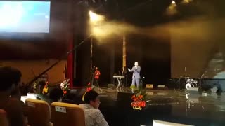 تفاوت بدرقه کردن شوهر در ایران و ایسلند..!!!!