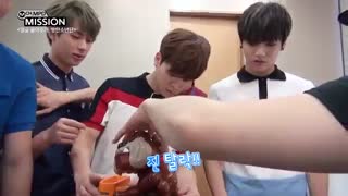 ریکشن بی تی اس در بازی با یک اسباب بازی