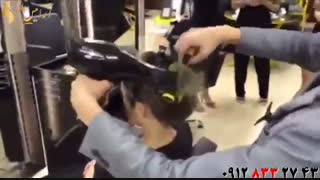 فیلم کوتاه کردن مو زنانه با ماشین به صورت حرفه ای