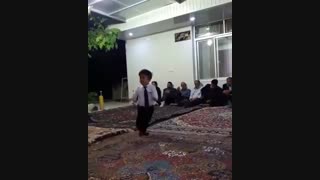 بینین بچه چه هنری بخرج میده
