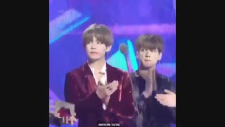 وقتایی تهیونگ واسه حرف زدن پشت میکروفون خجالت می کشه