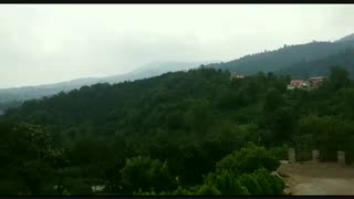 بازنشین روستایی در دل تپه های سر سبز