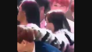 چقدر زیبا تهیون زد تو سر بکهیونXD