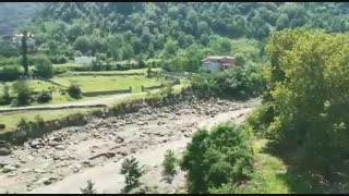 روستایی در کنار رودخانه آچیرود و در دامنه کوه‌های البرز