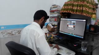 در حال نواختن ساز استرینگز...