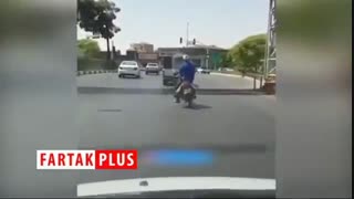 حرکات عجیب پیرمرد موتور سوار در حین حرکت