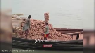 مهارت فوق العاده کارگر هندی در حمل آجر.