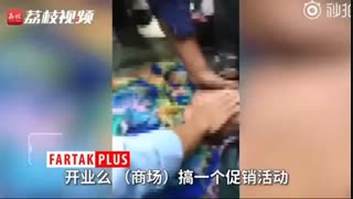 وقوع حادثه وحشتناک هنگام افتتاح فروشگاه برای مشتریان!