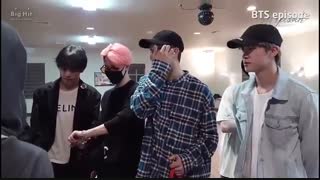 وقتی جیمین  دل و قلوه به هالزی میده.-.