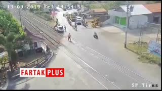 له شدن یک خودرو پس از گیر کردن بر روی ریل قطار